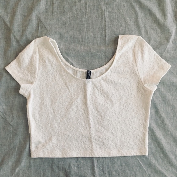 White scoop-necked crop top with floral pattern - Picture 2 of 4